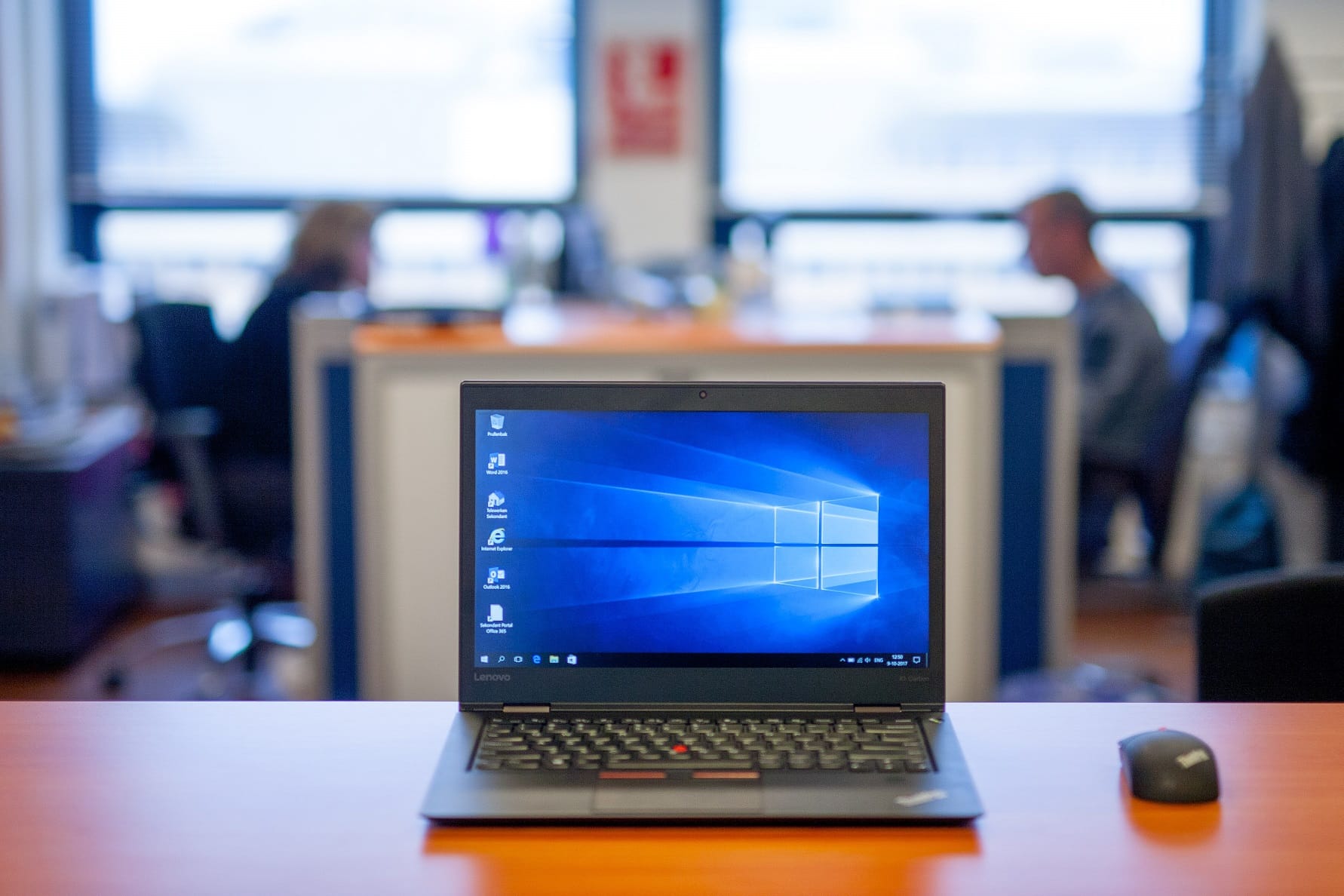 Werkplek met laptop op het kantoor van Sekondant